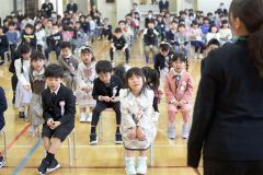 先生の話に耳を傾ける１年生（広尾、石原秀樹通信員）
