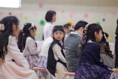 緊張する入学式。思わず後ろを振り返る一年生（広尾、石原秀樹通信員）