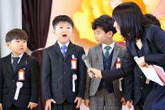 担任の先生に名前を呼ばれ大きな返事「はい！」（芽室西、長尾悦郎通信員撮影）