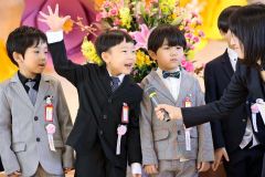 担任の先生に名前を呼ばれ大きな返事「はい！」（芽室西、長尾悦郎通信員撮影）