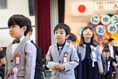 緊張の入学式も無事終了。少しほっとした表情で退場する新入生たち（芽室西、長尾悦郎通信員撮影）