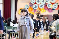 緊張の入学式も無事終了。少しほっとした表情で退場する新入生たち（芽室西、長尾悦郎通信員撮影）