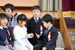 さっそく友達ができた！写真撮影の間にじゃんけんする新入生（芽室西、長尾悦郎通信員撮影）