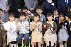 写真撮影で思い思いのポーズをとる新入生たち（芽室西、長尾悦郎通信員撮影）
