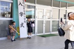 あこがれのランドセルを背負い記念撮影する新１年生（芽室西、長尾悦郎通信員撮影）