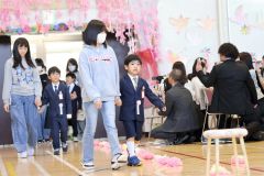 ６年生と手をつないで入場―少し緊張の新入生（芽室西、長尾悦郎通信員撮影）