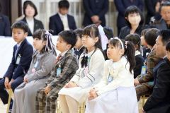 校長先生のあいさつを真剣な顔で聞く新入生たち（芽室西、長尾悦郎通信員撮影）
