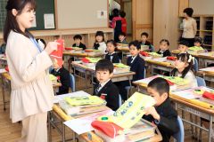 配布された道具を前に興味津々の児童ら（帯広啓西、助川かおる通信員撮影）