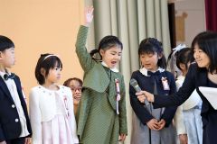 担任の先生に名前を呼ばれ大きな返事「はい！」（芽室西、長尾悦郎通信員撮影）