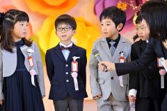 担任の先生に名前を呼ばれ大きな返事「はい！」（芽室西、長尾悦郎通信員撮影）