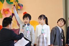 担任の先生に名前を呼ばれ大きな返事「はい！」（芽室西、長尾悦郎通信員撮影）