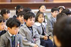 入学式もあと少し。在校生からのお祝いの言葉をもらう新入生たち（芽室西、長尾悦郎通信員撮影）