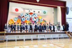 芽室西小の新１年生（芽室西、長尾悦郎通信員撮影）