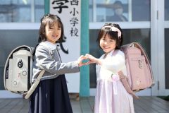 あこがれのランドセルを背負って同級生と記念撮影（芽室西、長尾悦郎通信員撮影）
