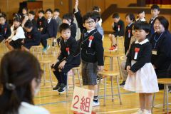 担任の先生に一人ずつ名前呼ばれ、元気に「はい！」と手をあげる児童（帯広啓西、助川かおる通信員撮影）