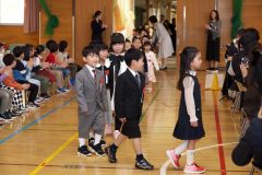 元気よく入場する児童ら（帯広啓西、助川かおる通信員撮影）