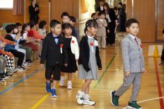 元気よく入場する児童ら（帯広啓西、助川かおる通信員撮影）