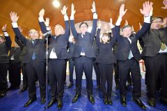 ２期目の当選を果たし万歳をする按田
氏（中央。８日午後５時１０分ごろ、須貝拓也撮影）