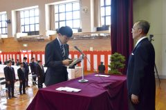 入校生を代表して宣誓する寺島さん（道立農業大提供）