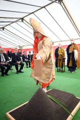 鍬入れを行う織田住職