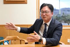 ２期目への抱負を語る按田氏（須貝拓也撮影）