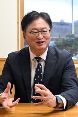 ２期目への抱負を語る按田氏（須貝拓也撮影）