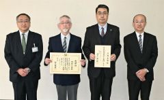 感謝状を手にする阿部さん（左から２人目）と委嘱状を手にする三坂さん（同３人目）。右は間所長、左は安井町長