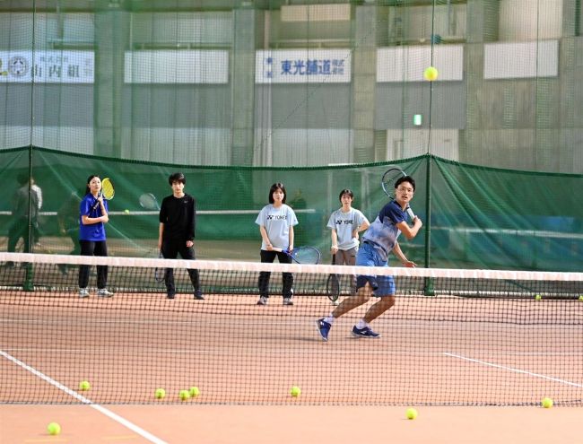 帯広で合宿中のトップテニスプレーヤーが高校生を指導