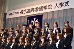 入学式が終わり笑顔を見せる新入生