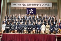 記念撮影する新入生ら