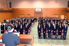 在校生代表の酒井さんの歓迎の辞に耳を傾ける新入生ら