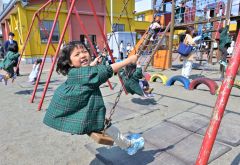 元気いっぱい遊具で遊ぶ園児（９日、午前１０時４５分ごろ。帯広第二ひまわり幼稚園で。金野和彦撮影）