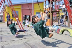 元気いっぱい遊具で遊ぶ園児（９日、午前１０時４５分ごろ。帯広第二ひまわり幼稚園で。金野和彦撮影）