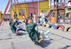 元気いっぱい遊具で遊ぶ園児（９日、午前１０時４５分ごろ。帯広第二ひまわり幼稚園で。金野和彦撮影）