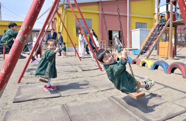 真新しい制服、笑顔いっぱい　管内幼稚園で入園式