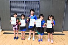 男女バンビの入賞者（右から２人目が児玉春、同３人目が鈴木詠）
