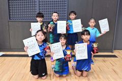 男女カブの入賞者（前列中央が小野、後列右から２人目が谷沿）