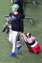 午後３時すぎ、京セラドーム大阪で練習を終えベンチに引き上げるオリックスの片山楽生