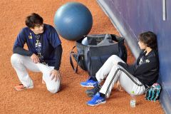 チームメートと談笑するオリックスの片山楽生（右）