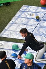 ９日午後２時過ぎ、京セラドーム大阪で笑顔でウオーミングアップをするオリックスの片山楽生（奥）