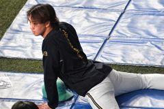 ９日午後２時過ぎ、京セラドーム大阪でウオーミングアップをするオリックスの片山楽生