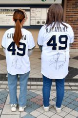 片山投手のサインが書かれたユニフォームで観戦するファンの村岡範子さん（右）と谷田芽維子さん