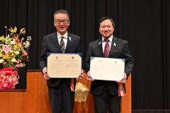 ４０周年記念共同宣言に署名した（左から）喜井町長、チョイ町長