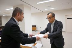 音更町保健福祉部の堀田部長（左）から委嘱状を受ける林委員