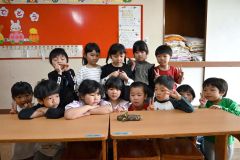 羽化したばかりのチョウを見つめる年長児