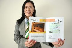 在シンガポール日本大使館での出展を終えた長原取締役。会場では英語によるパンフレットも配られた