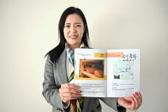 在シンガポール日本大使館での出展を終えた長原取締役