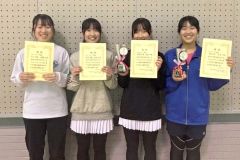 ２位トーナメントの（右から）優勝した清重・高橋彩組、２位の松久・高橋依組（提供）