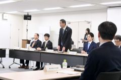 会議の冒頭であいさつする鈴木局長（中央）