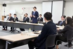 対策会議であいさつする鈴木知事（中央）